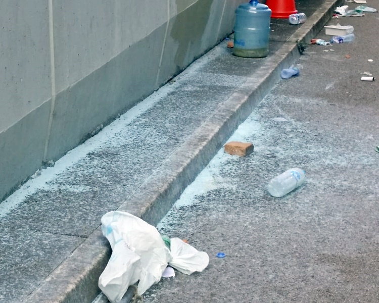 夏愨道留有水炮車射出藍色液體的痕跡。