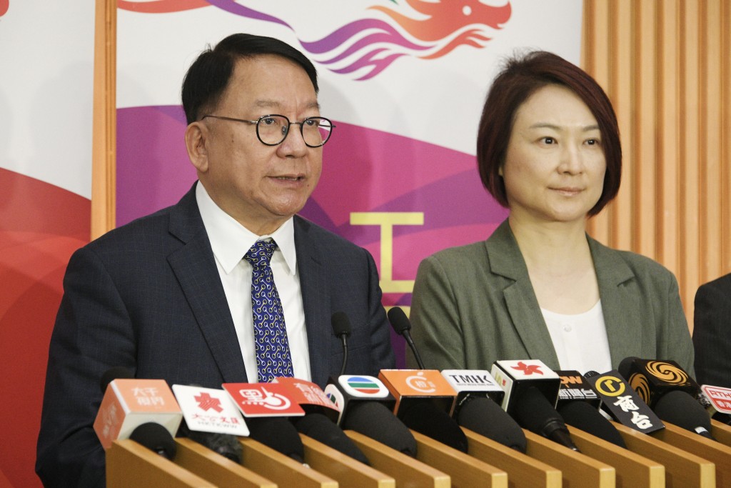「愛國主義教育工作小組」於2024年4月成立，李慧琼（右）為首任小組組長。資料圖片