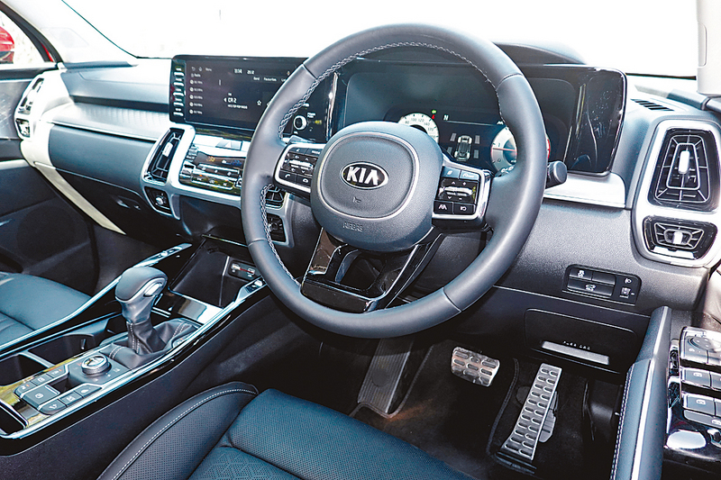 ●車廂用料造工比上代豪華精細，真皮多功能?盤也設有發熱功能。