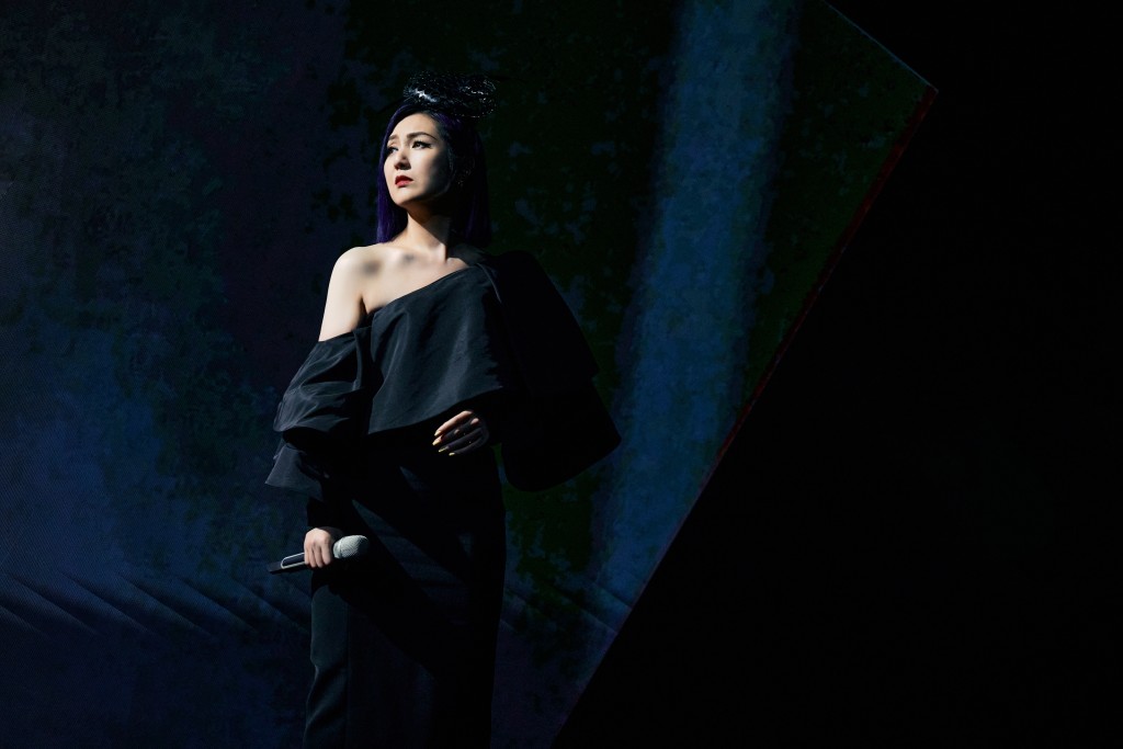 千嬅在solo部份演繹一曲由甄妮主唱的《最後的玫瑰》。