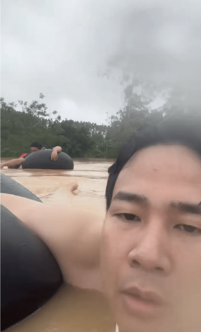 游泳途中的謝先生。 游泳途中的謝先生。