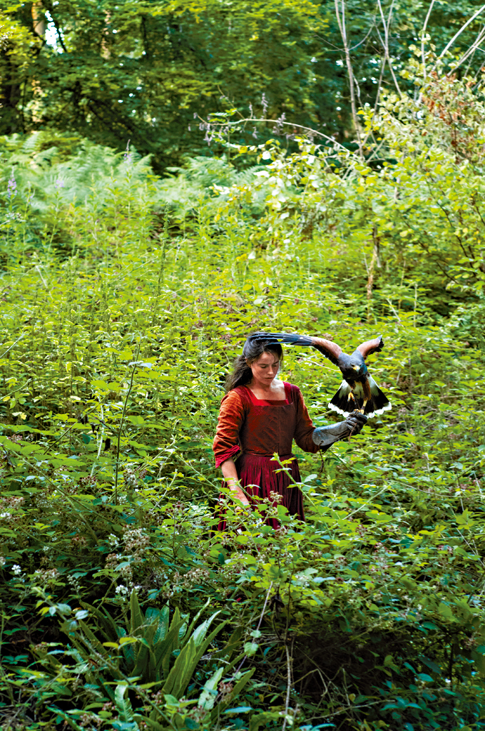 Jessie Buckley演绎出神经质而敏锐一面，充满吸引力。