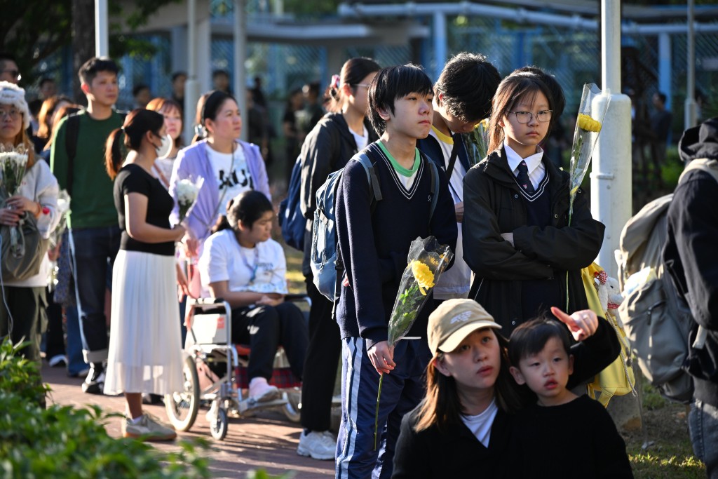 數百名市民今日到場獻花悼念死難者。