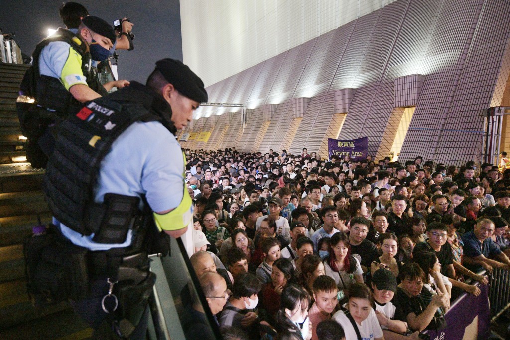 警员在场维持秩序。陈浩元摄