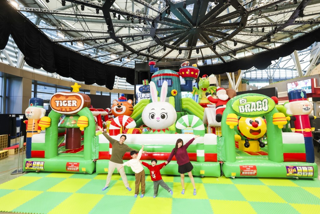 一體式巨型充氣彈床城堡「聖誕繽紛大冒險」 集多個經典彈跳遊樂設施於一身。(圖片來源:Kiztopia) 一體式巨型充氣彈床城堡「聖誕繽紛大冒險」 集多個經典彈跳遊樂設施於一身。(圖片來源:Kiztopia)