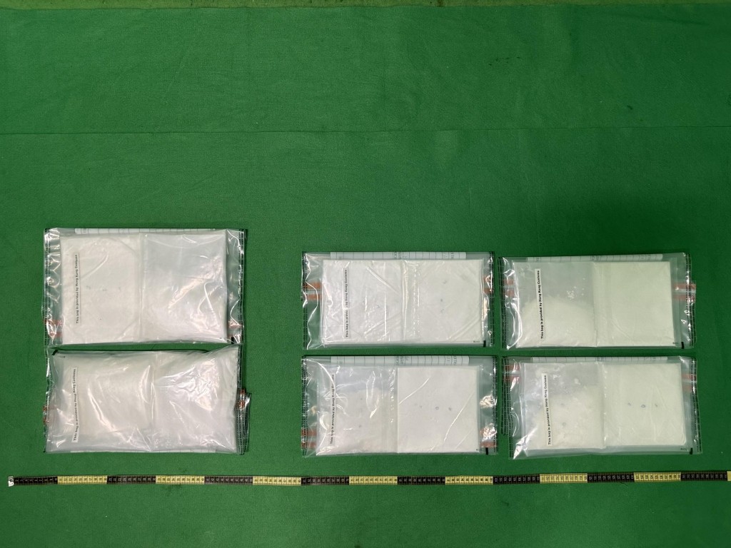 香港海關昨日在香港國際機場檢獲約3公斤懷疑可卡因，估計市值約260萬元。圖示檢獲的懷疑可卡因。(海關提供圖片)