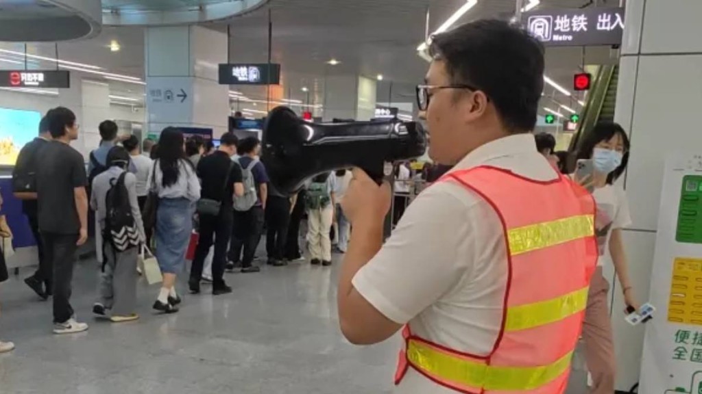 深圳地铁推出3项改善措施，改善安检效率。第一现场