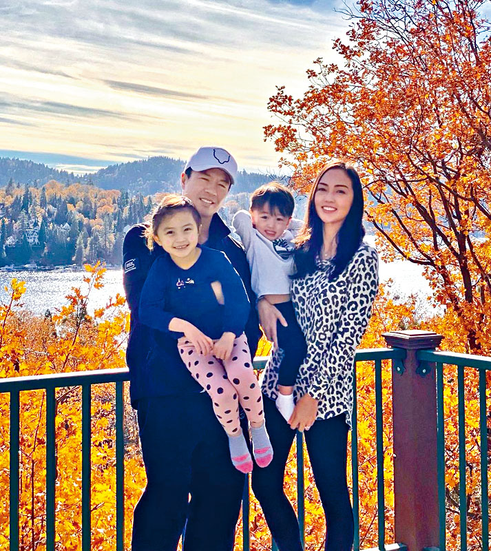 JC和安志杰一家四口定居美國。