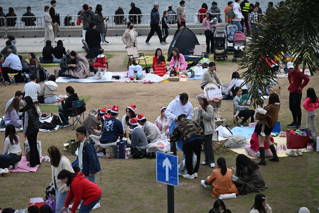 不少市民在西九草地野餐等待煙花。鍾健華攝