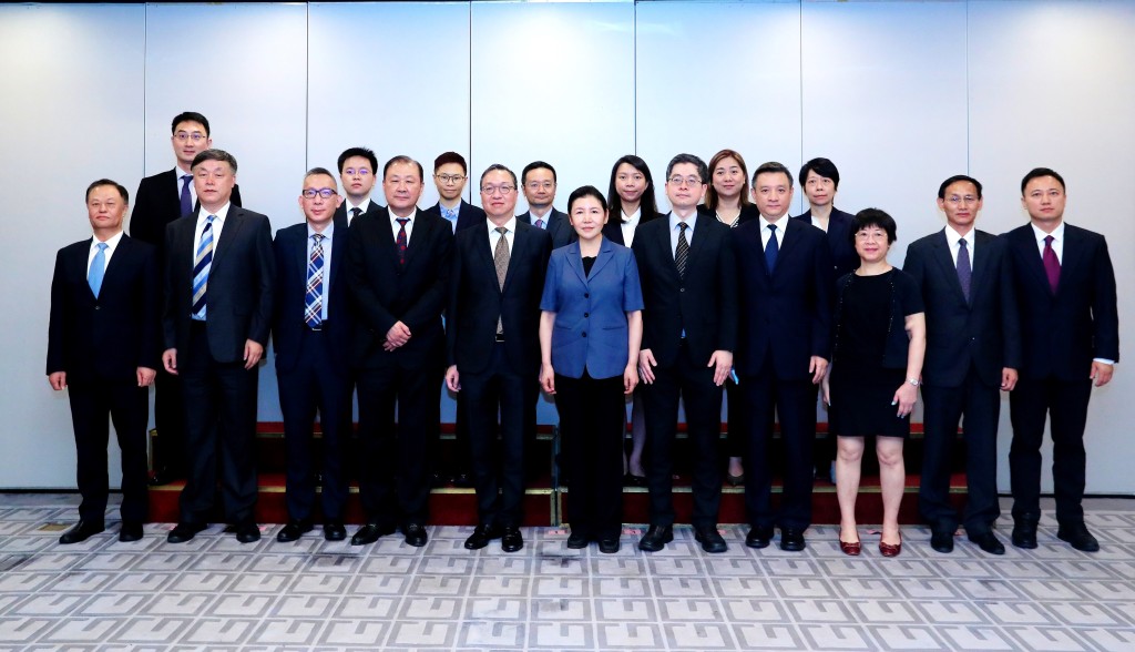 林定國（前排左五）31日上午在北京拜訪司法部，與司法部部長賀榮（前排左六）會面。