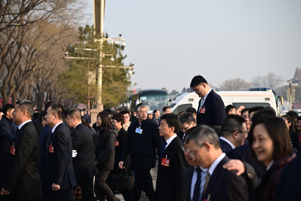  姚明「高人一等」的身型，總會引起周圍人的關注。　劉駿軒攝  ​