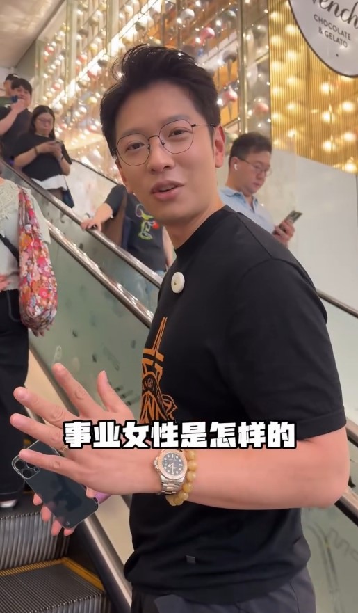 高鈞賢近日上載影片,片中見到他為愛妻買飯,而他腕上的名錶十分顯眼。 高鈞賢近日上載影片,片中見到他為愛妻買飯,而他腕上的名錶十分顯眼。