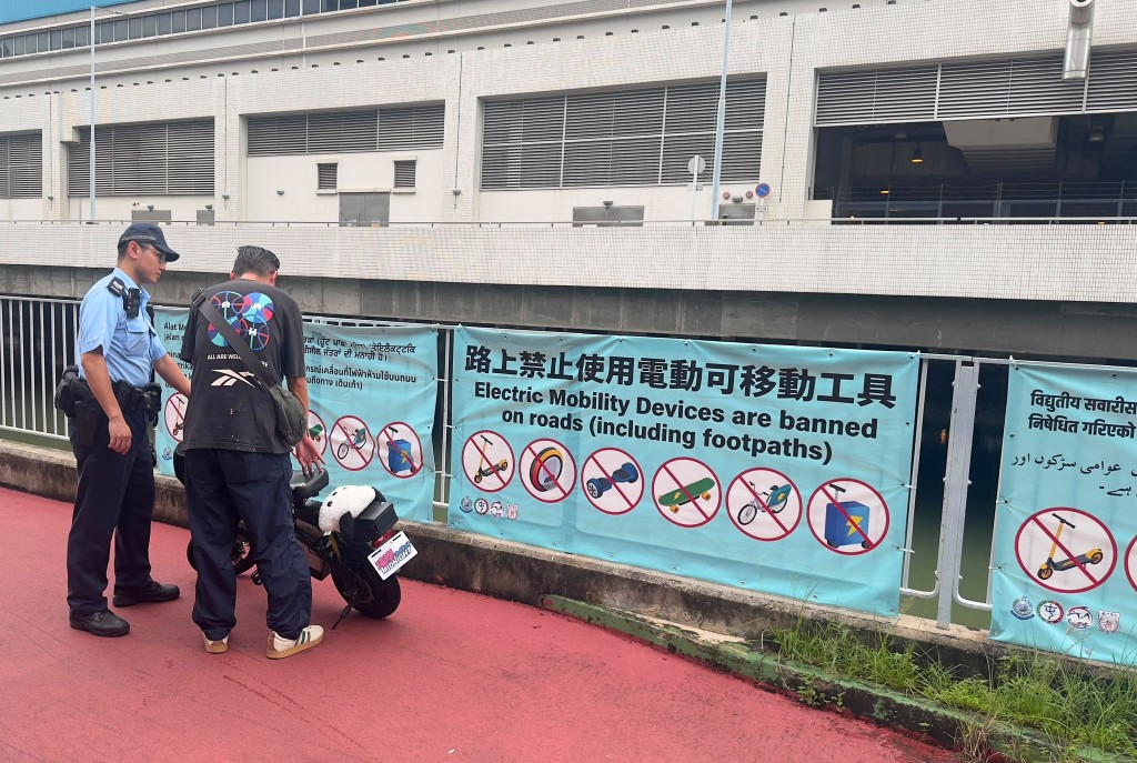 警方推出全港首創、同時載有八種非華裔語言的道路安全宣傳橫額。 警方推出全港首創、同時載有八種非華裔語言的道路安全宣傳橫額。