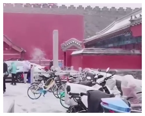 北京迎來早到的初雪。網圖