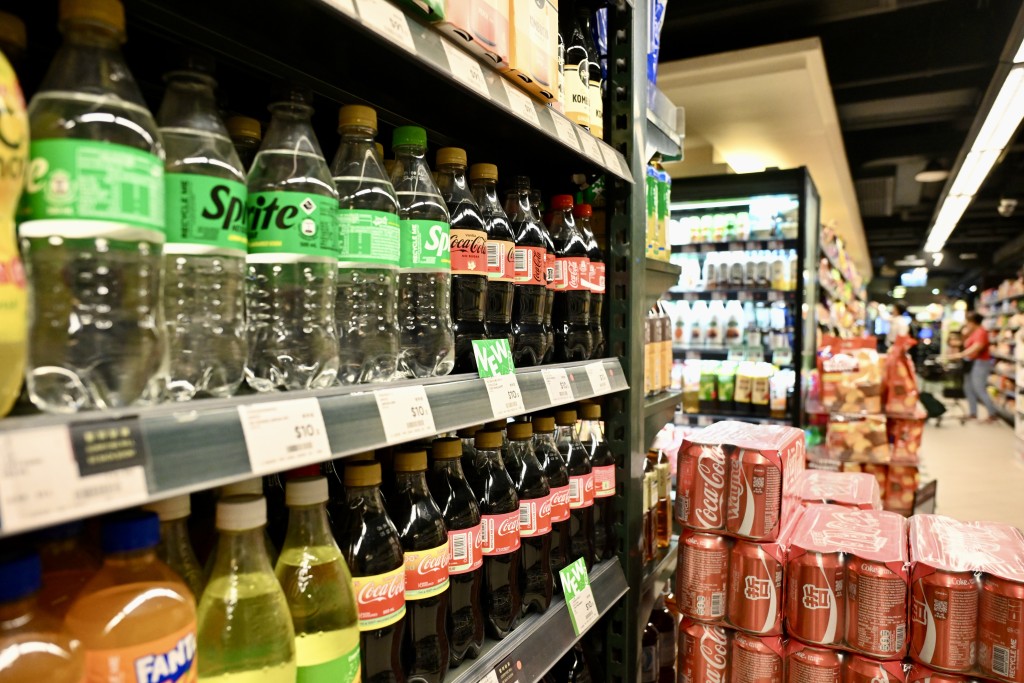 疑犯曾將有尿液的有汽飲品放在超市貨架上。劉駿軒攝