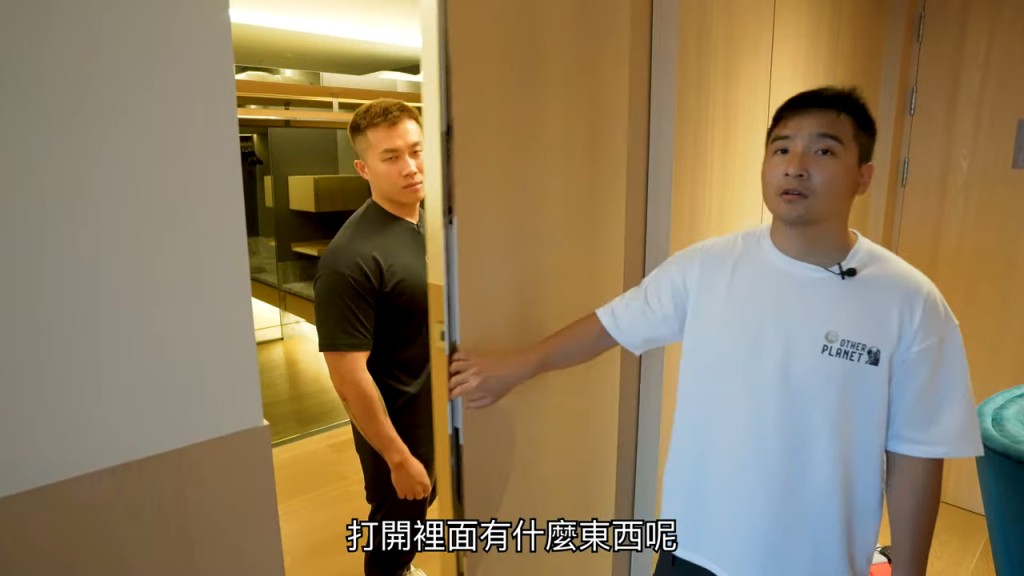 台灣YouTuber「谷阿莫」亦於開箱酒店片中，不慎令「小阿莫」暴露人前。