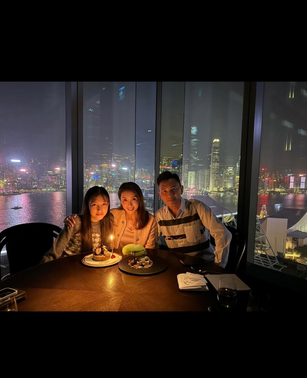 郭可盈日前在社交平台貼上一家三口慶祝生日的相片。