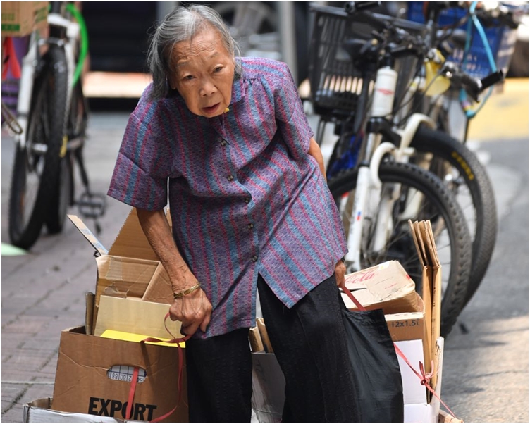 婆婆繼續在銅鑼灣街頭努力工作。