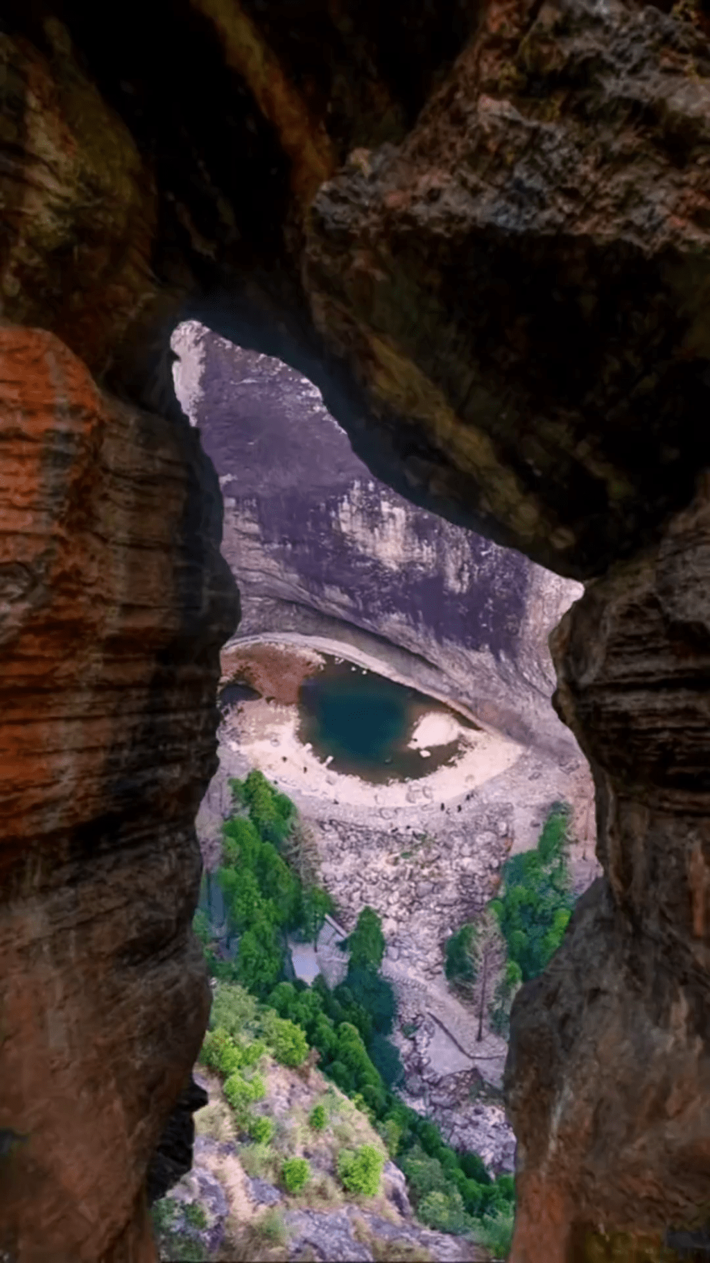 浙江景區驚現「開龍眼」奇觀。 抖音影片截圖