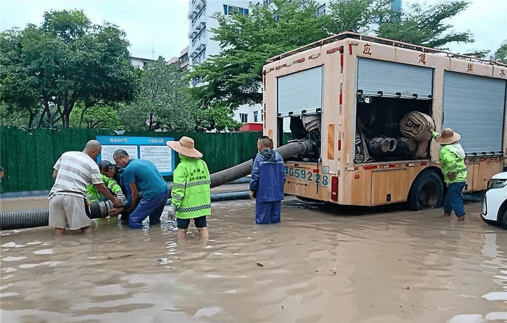湛江水浸严重，工作人员在公路上抽积水。