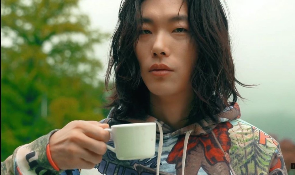 柳俊烈今次以真长发示人。