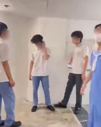 受害事主不時摸着被摑的左臉。網片截圖