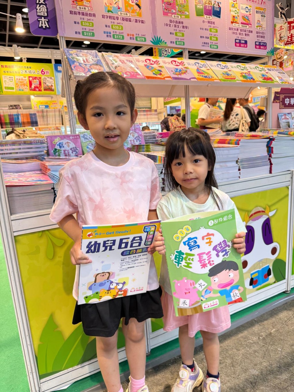 聖安多尼學校準小二生Hailey(左)與準K2生妹妹Hanna(右):想買好多好多圖書 聖安多尼學校準小二生Hailey(左)與準K2生妹妹Hanna(右):想買好多好多圖書