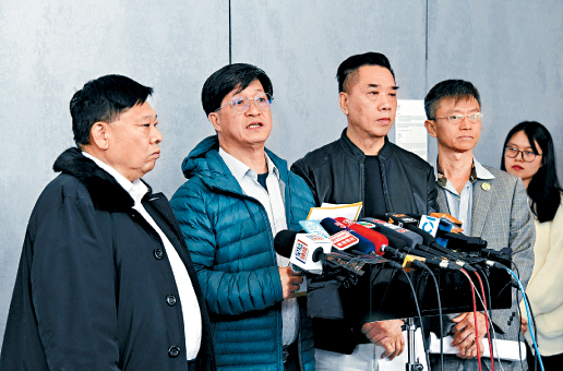 黃羽庭(左二)表示停止下月5日暫停載客行動,並就事件向市民致歉。