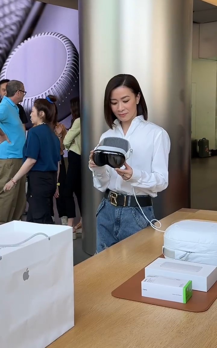 佘诗曼应Apple邀请，飞到北京王府井的专门店现身Vision Pro的发布会。