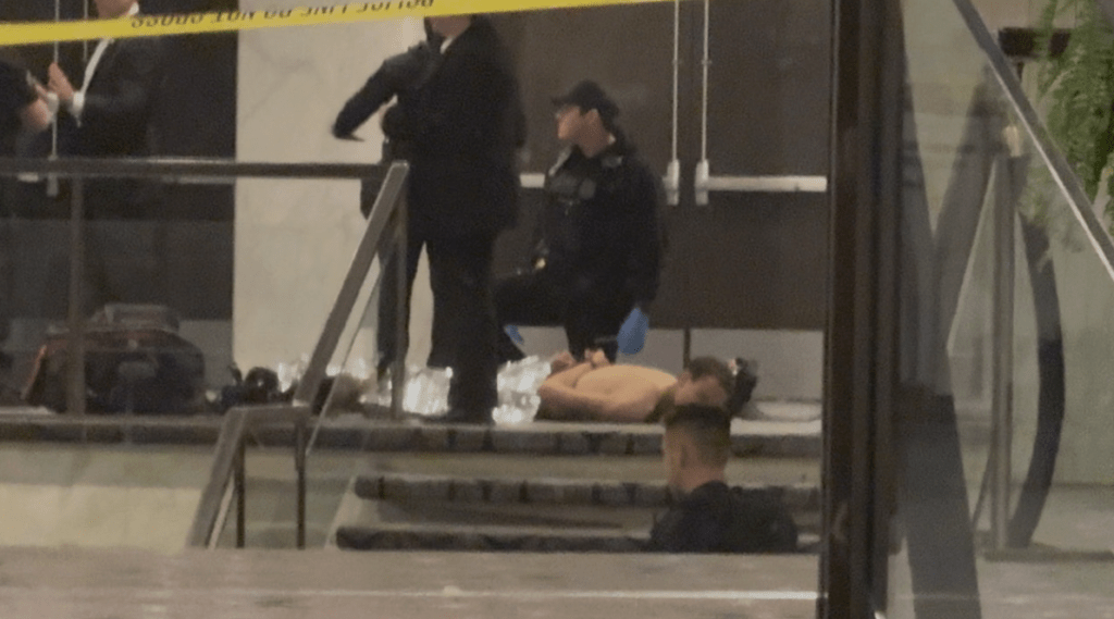 31歲疑犯艾倫（Cole Tomas Allen）周一（27日）首度提堂，被正式控以企圖暗殺總統等三項重罪。路透社