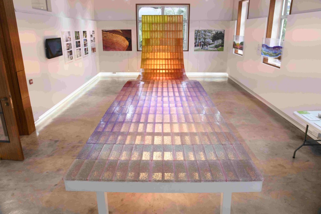现场展出之「回收玻璃飞浪」，是展览的焦点作品。