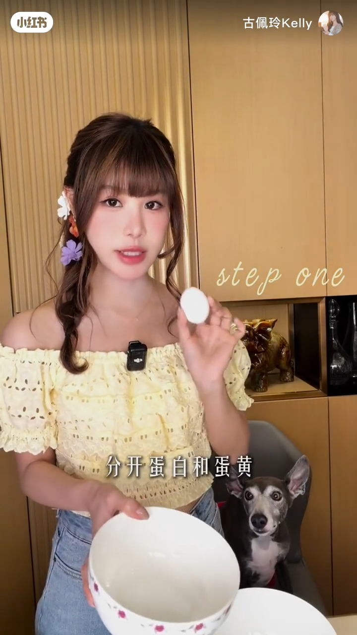 古佩玲居家拍片示範整提拉米蘇，身穿露肩裝笑容滿面分享第一步蛋白分離。