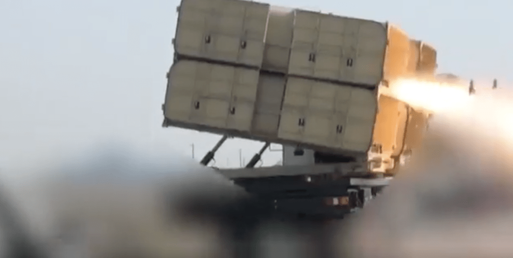 隨後畫面展示無人機安裝在火箭發射器上發射。