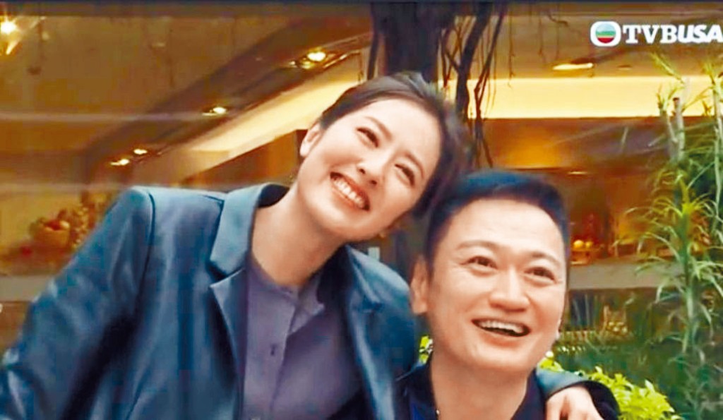 唐詩詠與陶大宇久別重逢,兩人興奮相擁。