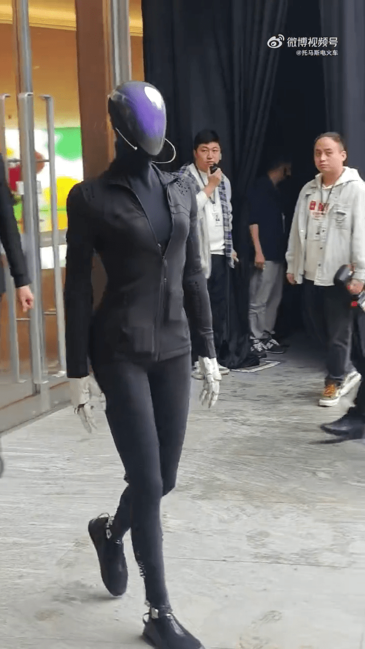 機械人IRON在深圳灣萬象城首次公開亮相。 機械人IRON在深圳灣萬象城首次公開亮相。