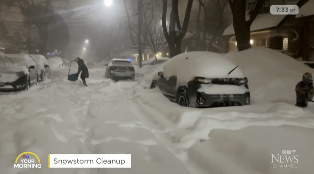 民众忙于铲雪。CTV NEWS