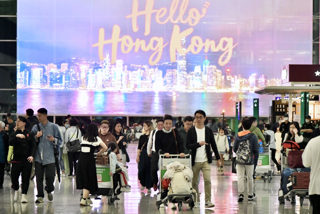 陳茂波表示，「開心香港」活動即將啟動，希望與市民一同玩樂。資料圖片