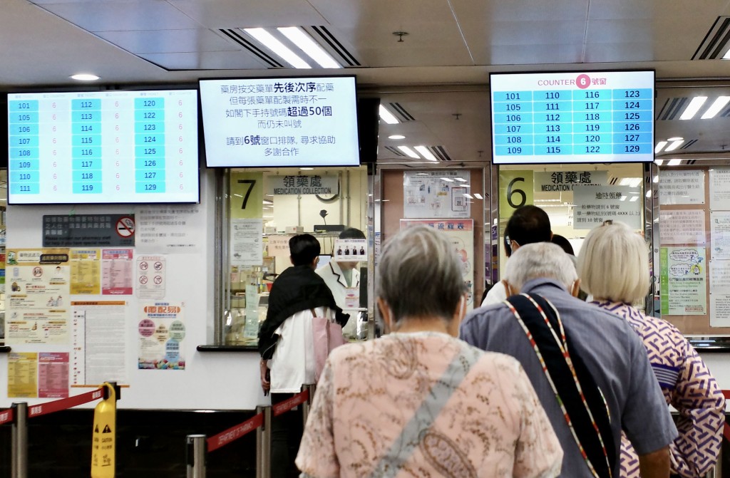 17.8%市民认为「加强基层医疗」有效改善民生。