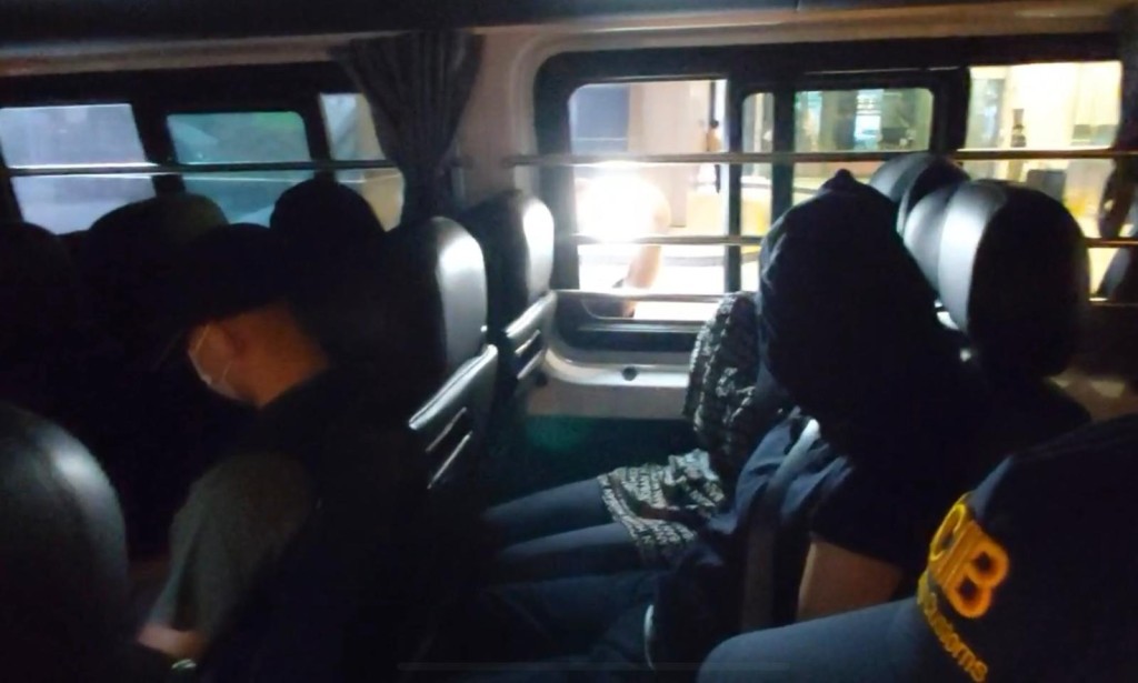行動中,海關拘捕4名內地男女。 行動中,海關拘捕4名內地男女。