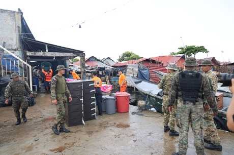 巴拿马政府派员协助岛民撤离。路透社