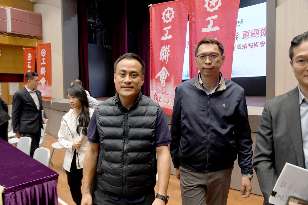 陸頌雄則較為嚴肅。 陸頌雄則較為嚴肅。