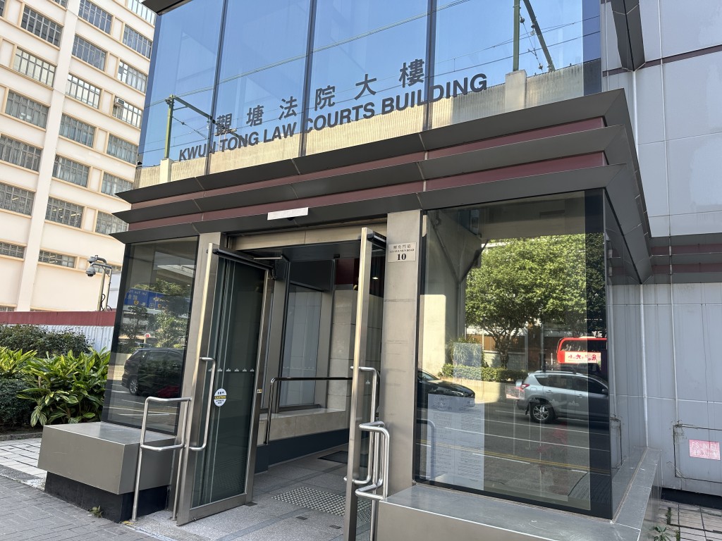 其中一名被告今日(18日)在觀塘裁判法院經審訊後被裁定罪名成立。 其中一名被告今日(18日)在觀塘裁判法院經審訊後被裁定罪名成立。