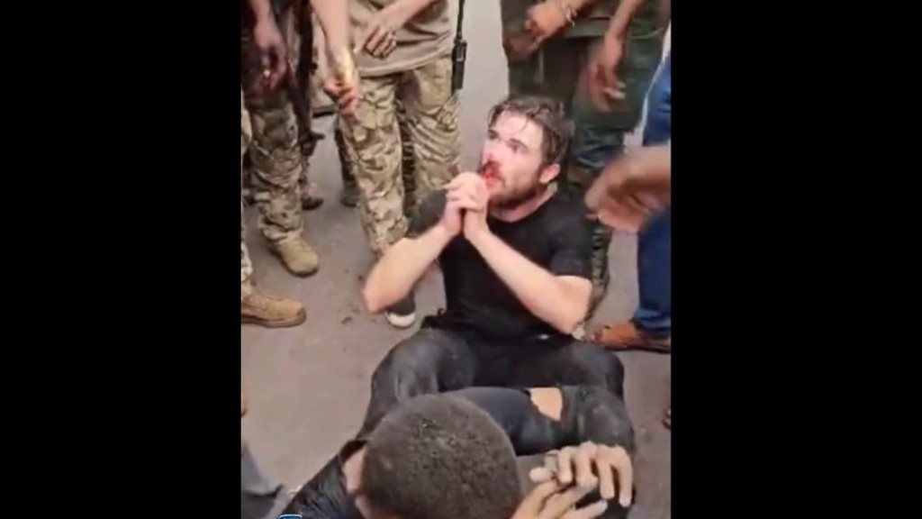 3名美國人被指涉及剛果政策被捕，圖為其中一名被捕美國人跪地求饒。X圖片