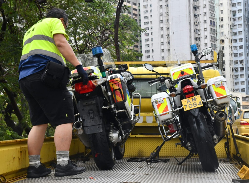 兩輛涉事電單車事後由拖車運走。徐裕民攝