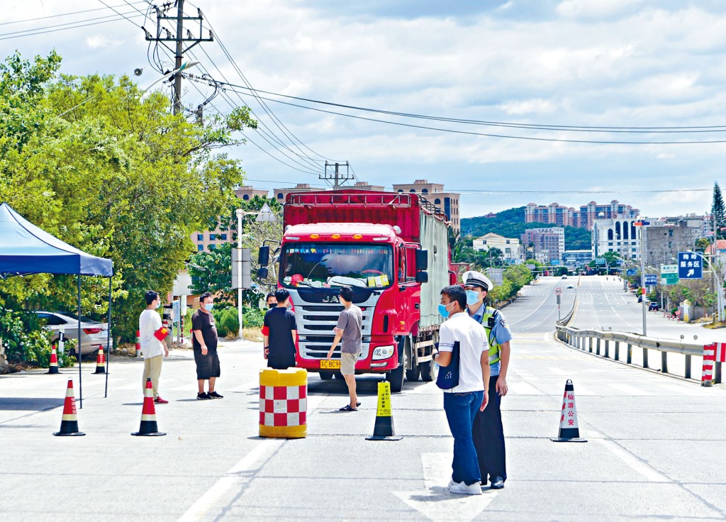 ■仙游县枫亭镇调整为高风险地区，公安部门设立疫情防控检查站。