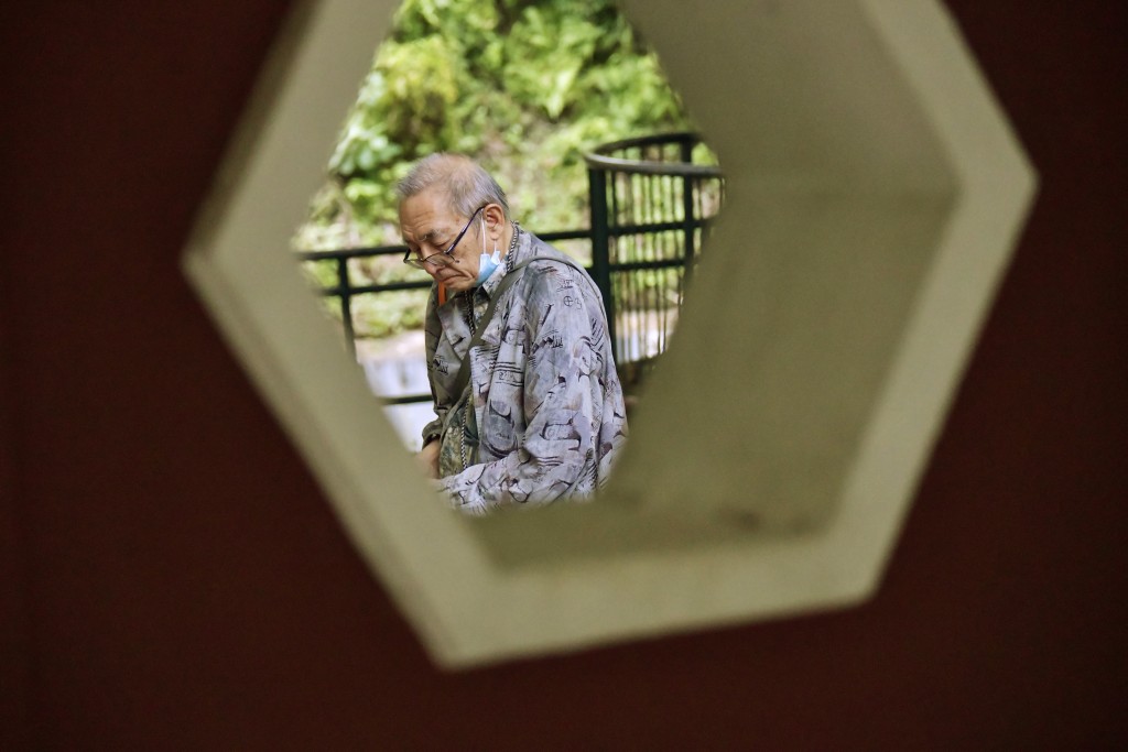 基層醫療署將在2026/27年度起，分階段整合衞生署長者健康中心服務至「基層醫療共同治理網絡」。資料圖片