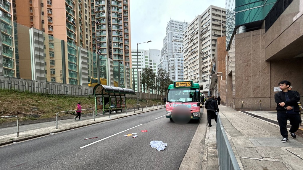 小巴停在路邊待查。曾志恒攝