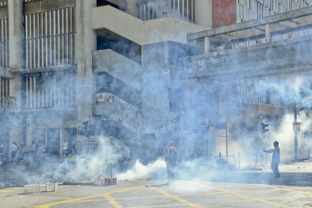 警方在西灣河筲箕灣道施放催淚煙驅散示威者。資料圖片