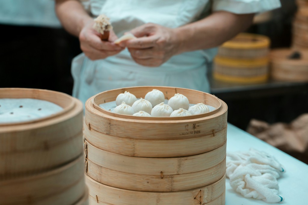 一名擁有10年經驗的點心師傅在facebook發文,指自己任職的酒樓為慳成本,「即將改用大陸運落嚟嘅預製點心,然之後返熱畀食客食」。(示意圖非涉事人) 一名擁有10年經驗的點心師傅在facebook發文,指自己任職的酒樓為慳成本,「即將改用大陸運落嚟嘅預製點心,然之後返熱畀食客食」。(示意圖非涉事人)