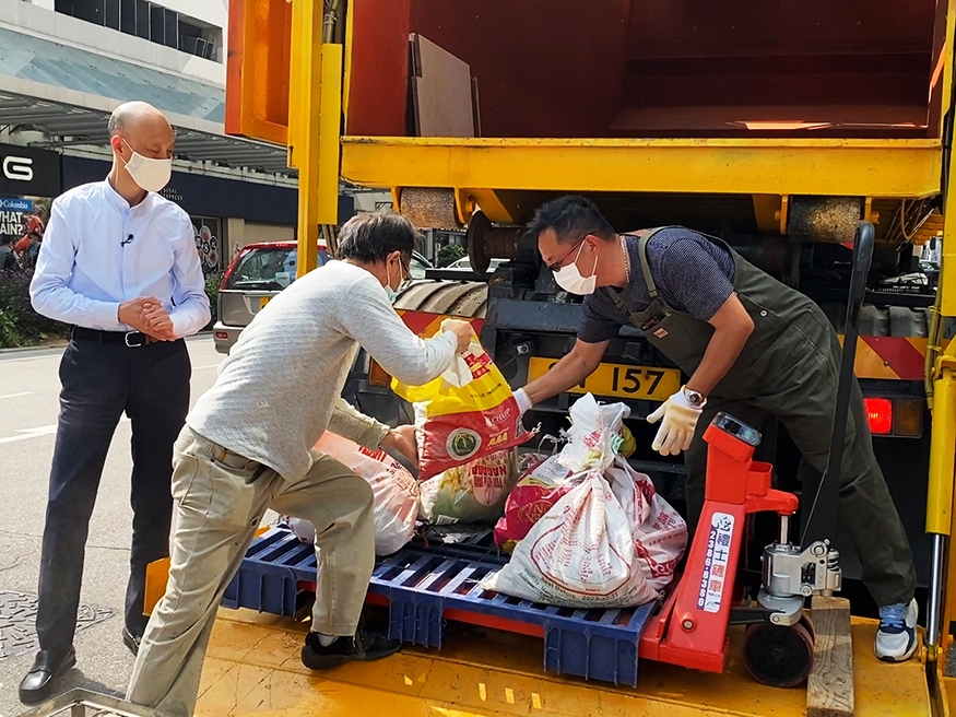 現時在深水埗及長沙灣一帶,共分布12個預定路邊收集點。環境局網頁相片